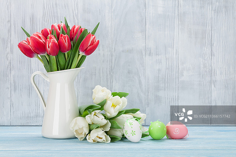 复活节彩蛋和郁金香花束，花瓶中郁金香特写图片素材