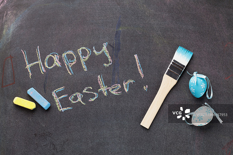 彩色复活节彩蛋、画笔与黑板上的文字图片素材