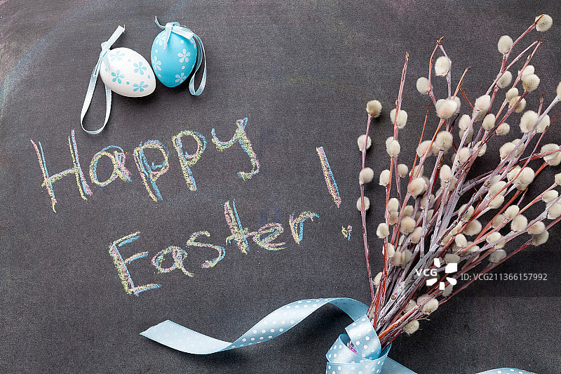 彩色复活节彩蛋和猫柳图片素材