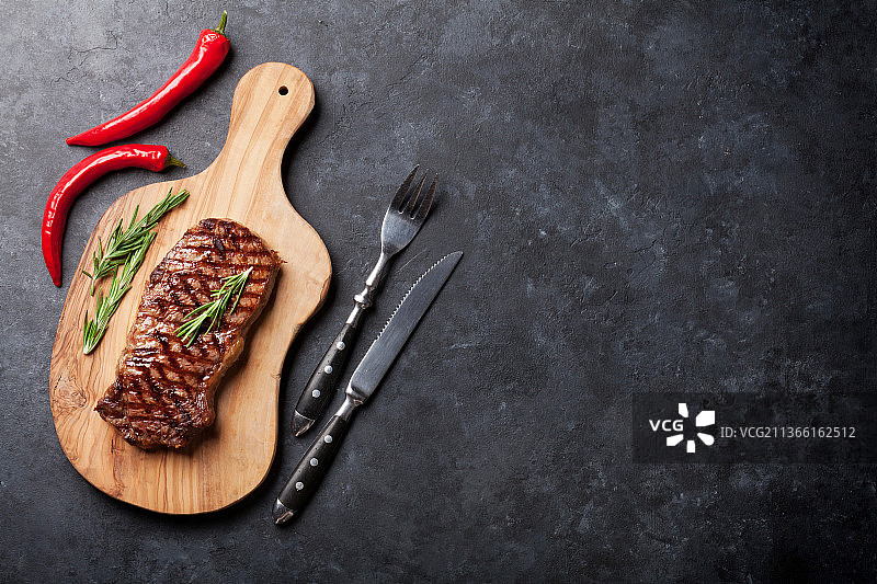 砧板上的烤牛排（垂直俯视）图片素材