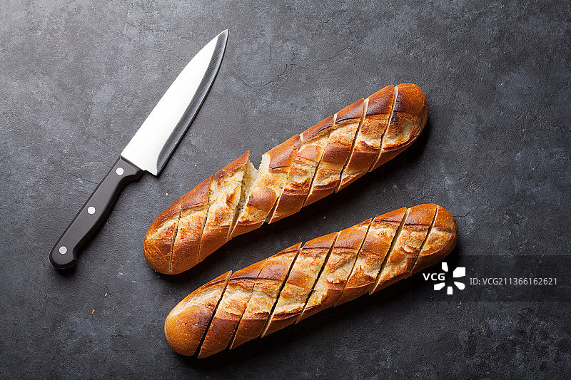 面包切片和刀，餐桌上的面包高角度视图图片素材
