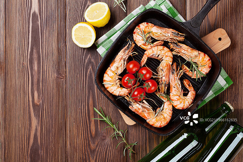 平底锅烤虾与啤酒图片素材