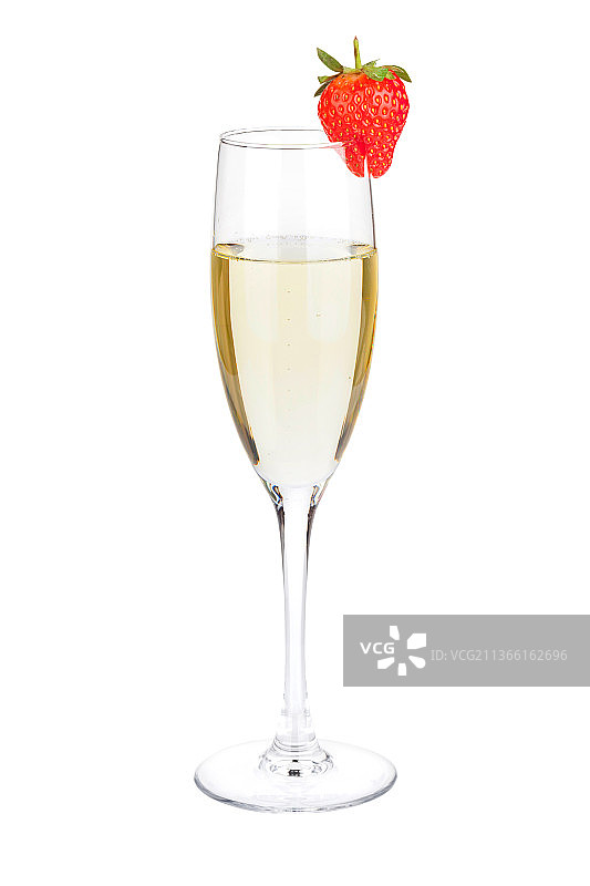 草莓香槟酒杯特写，白色背景图片素材
