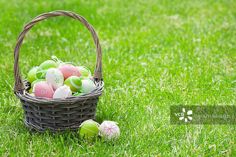 草地上的复活节彩蛋篮特写图片素材