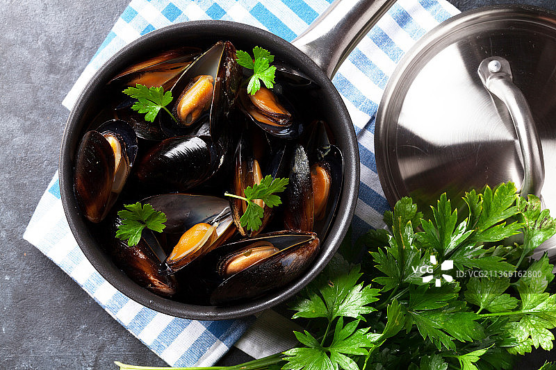 俯视角度拍摄的碗装贻贝图片素材