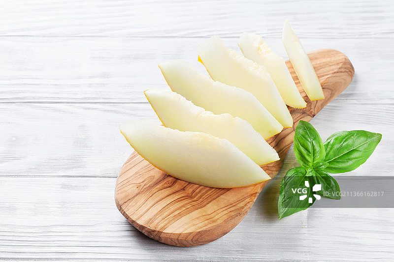 甜瓜切片，砧板上的奶酪（高角度）图片素材