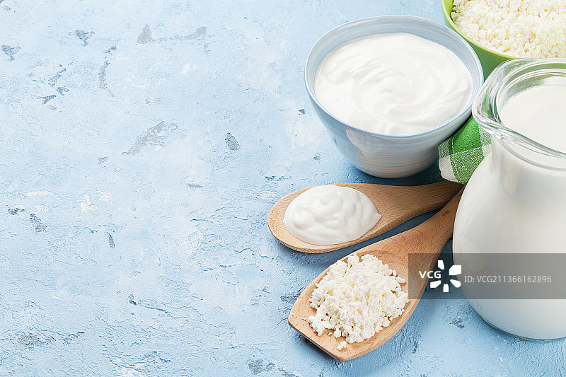 石桌上的乳制品，高角度视图图片素材