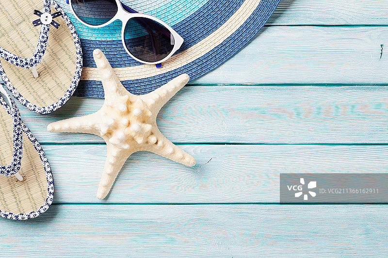 桌子上个人物品的海滩配件俯视图图片素材