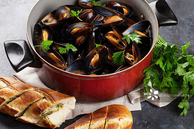 贻贝与面包，碗中贻贝的高角度视图图片素材