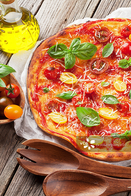 番茄马苏里拉奶酪罗勒披萨特写图片素材