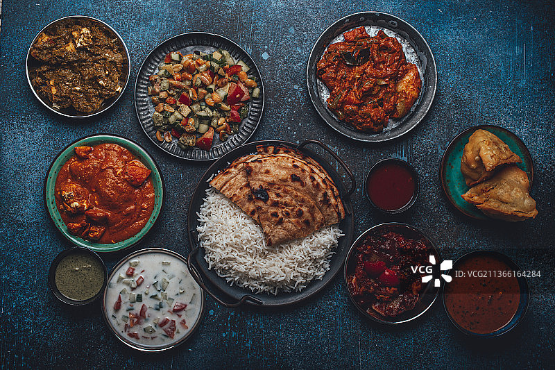 各式印度民族风味自助餐（水泥桌面，俯视角度）图片素材