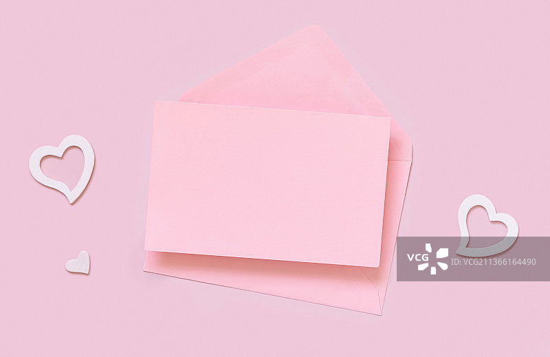 粉色纸卡、信封和心形俯视图，卡片模型图片素材
