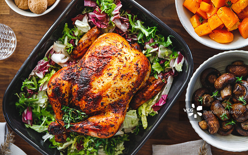 俯视：完整的烤鸡图片素材