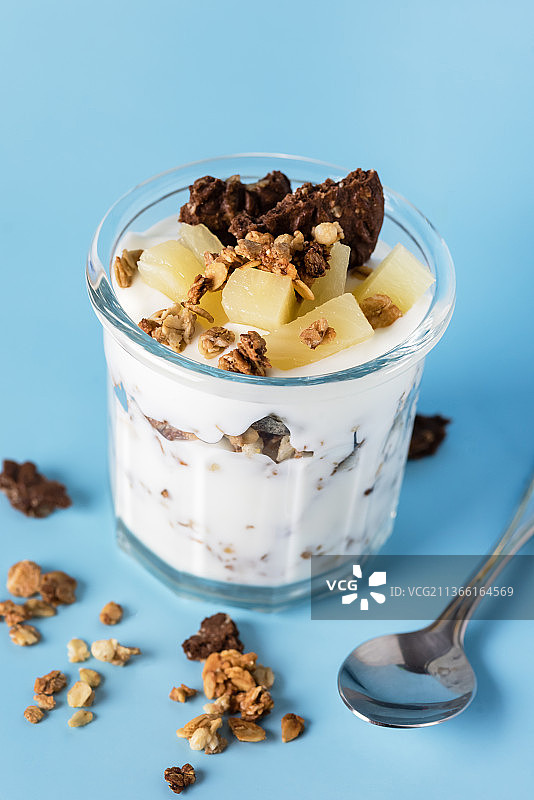 酸奶麦片或格兰诺拉燕麦饼干低脂甜点图片素材