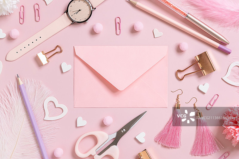 粉色信封、学习用品和爱心粉色背景样机图片素材