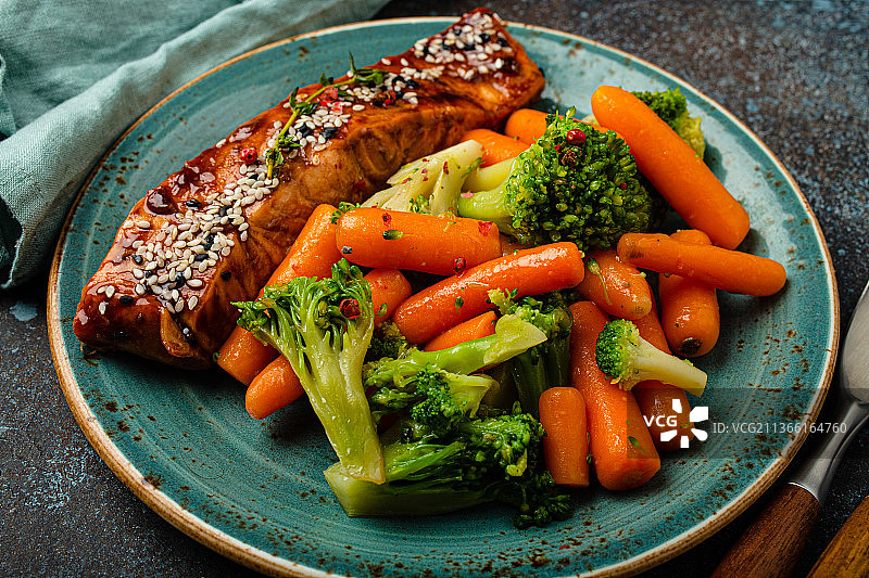 照烧汁烤三文鱼排特写图片素材