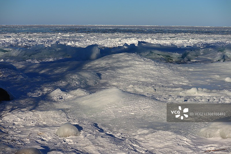 加拿大杰克逊斯角的冰封湖面图片素材