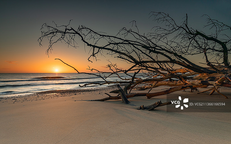 萨福克郡贝纳克海滩日出：壮丽海景图片素材
