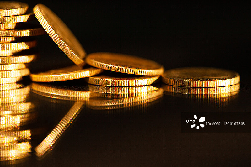 黑色背景下的投资金币特写图片素材