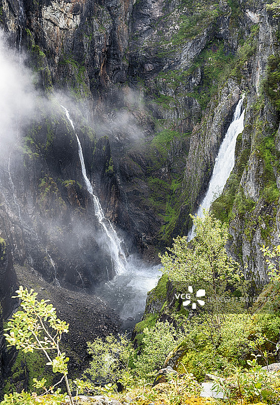 挪威沃林斯瀑布，森林中的瀑布美景，艾德峡湾，挪威图片素材