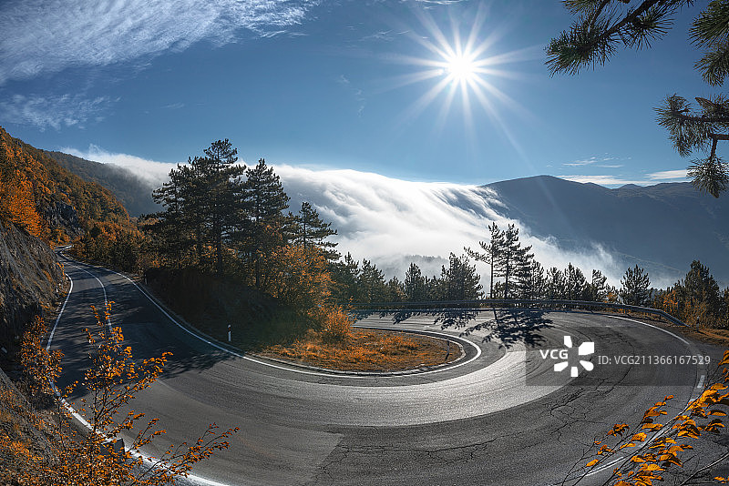 秋季山路雾景图片素材