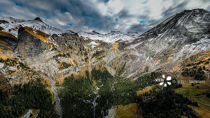 瑞士伯尔尼阿尔卑斯山Engstlingenflle雪山全景，阿德尔博登图片素材