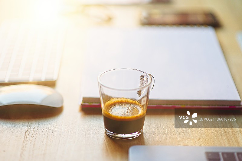 办公室木桌笔记本电脑工作台特写图片素材