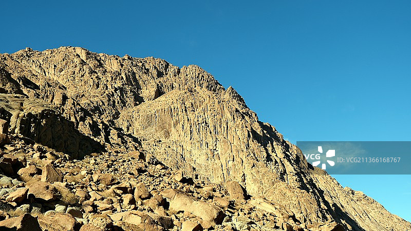 埃及西奈半岛沙漠和山脉：岩石山脉的低角度景观，映衬着湛蓝的天空图片素材