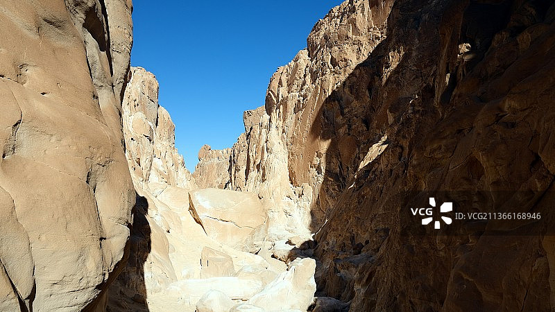 西奈半岛岩层低角度景观，埃及图片素材