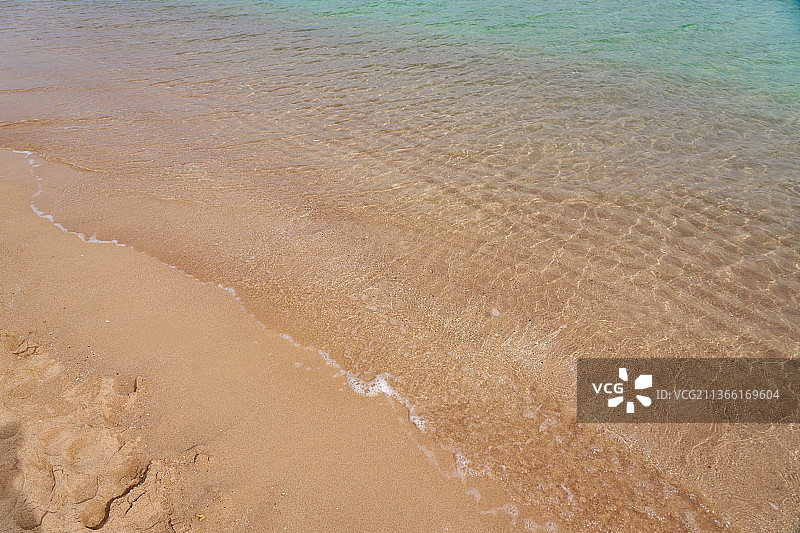 红海热带沙滩上的波浪图片素材