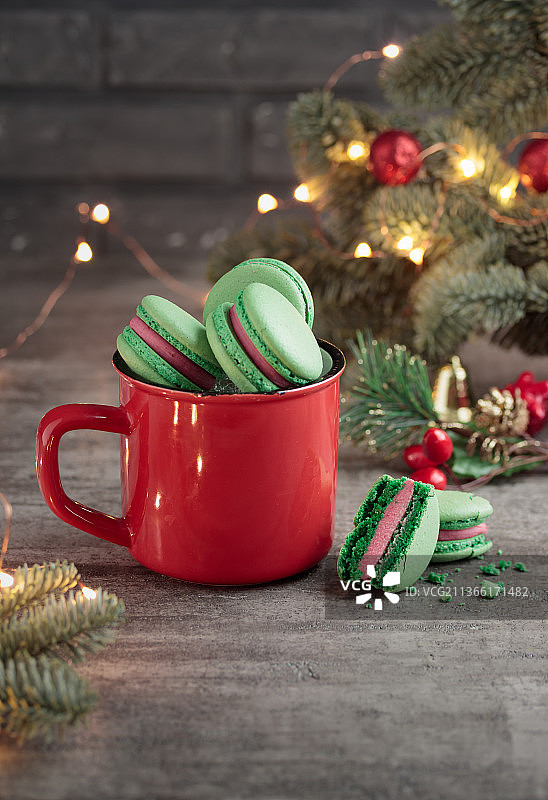 红色杯子里的绿色马卡龙图片素材