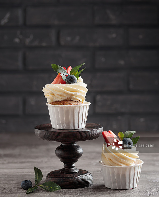 桌子上小蛋糕的特写镜头图片素材