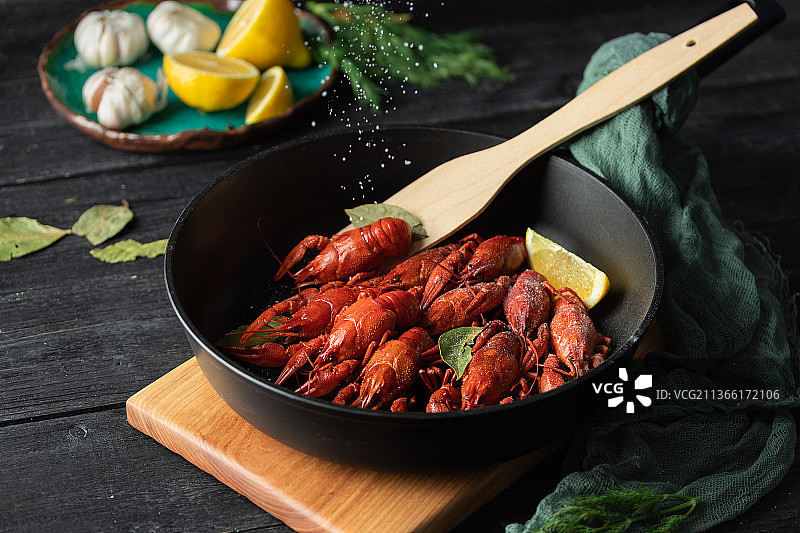 平底锅里的小龙虾，餐桌上碗里的食物特写图片素材