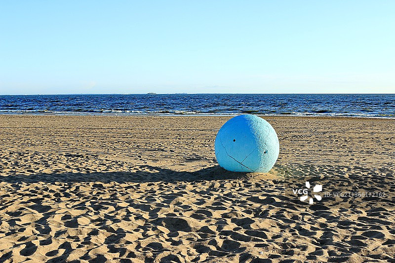 海滩上的球特写（俄罗斯，晴朗天空背景）图片素材