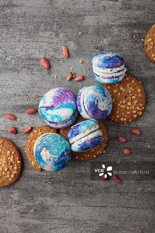 花生饼干和马卡龙，桌上的复活节彩蛋特写图片素材