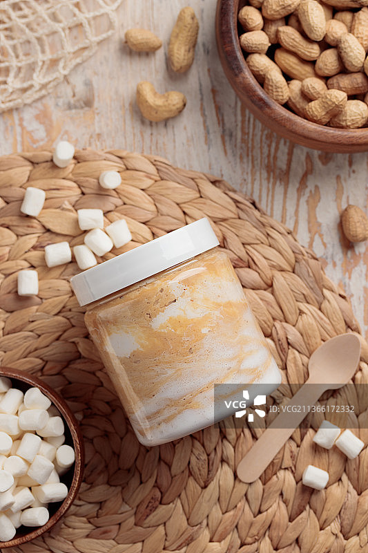 罐装花生酱，桌上的花生和坚果高角度视图图片素材