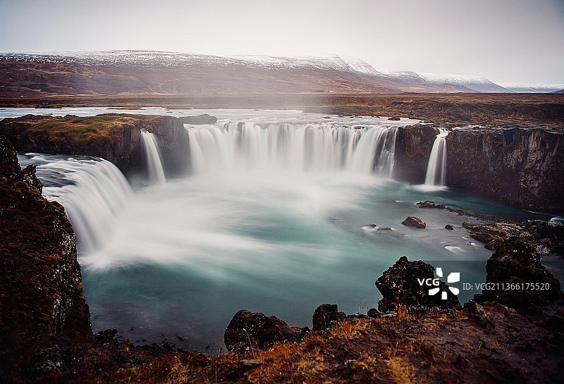 山谷间的瀑布景观图片素材