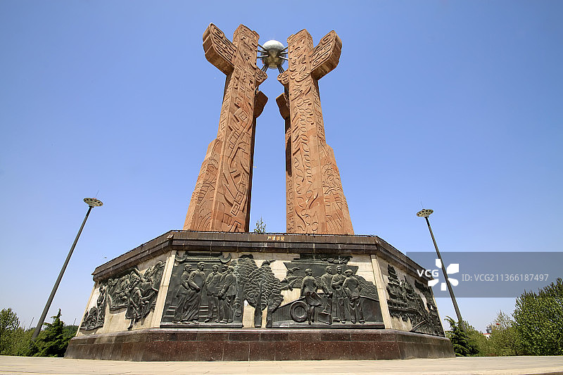 河北保定人民广场雕塑——金台旭日图片素材