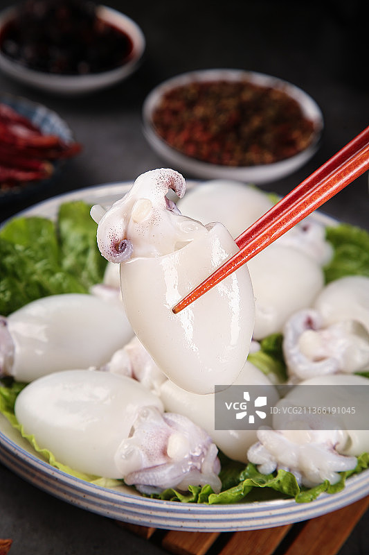 筷子上夹着墨鱼图片素材
