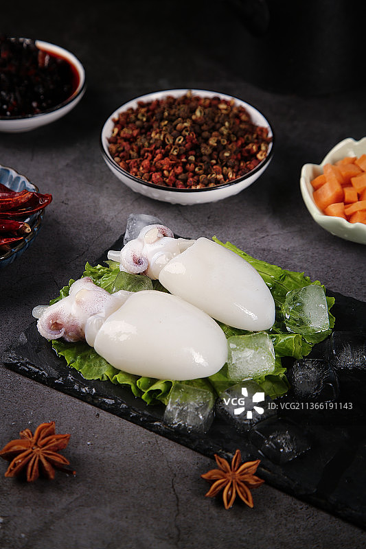 黑石板上的鲜冻墨鱼仔图片素材