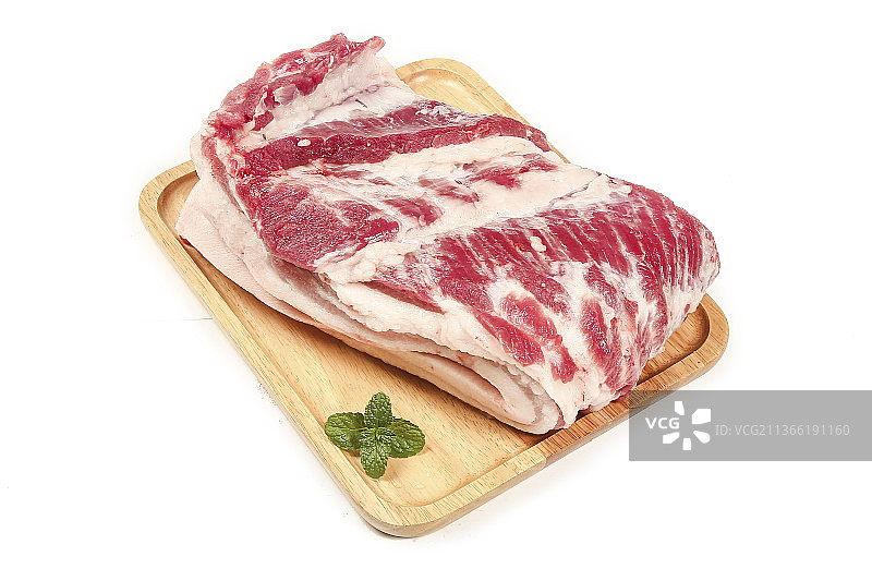 木盘里的土猪肉图片素材