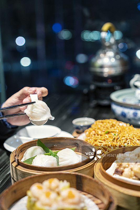 餐桌上各式各样的港式点心图片素材