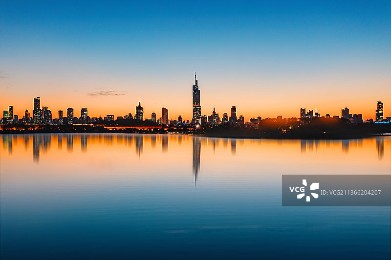 南京航拍——玄武湖面的南京天际线，紫峰大厦图片素材