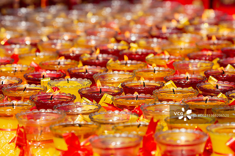 春节庙会上佛教活动中用于供佛祈福的酥油灯图片素材