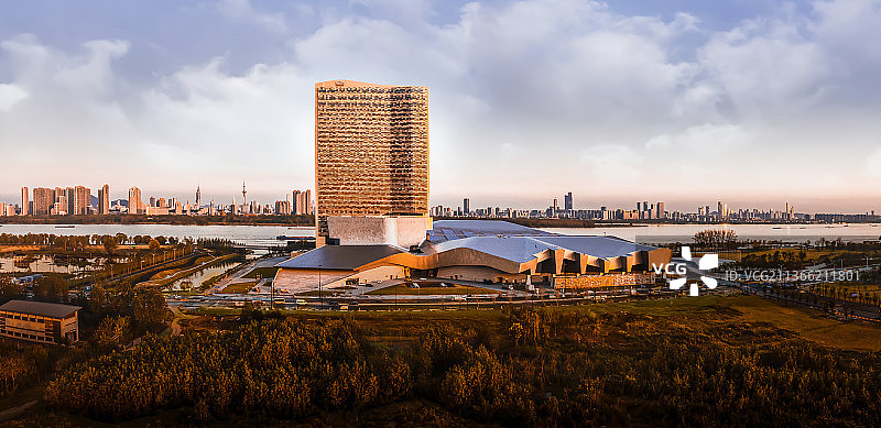 南京航拍——江北新区扬子江国际会议中心与江南主城隔江相望图片素材