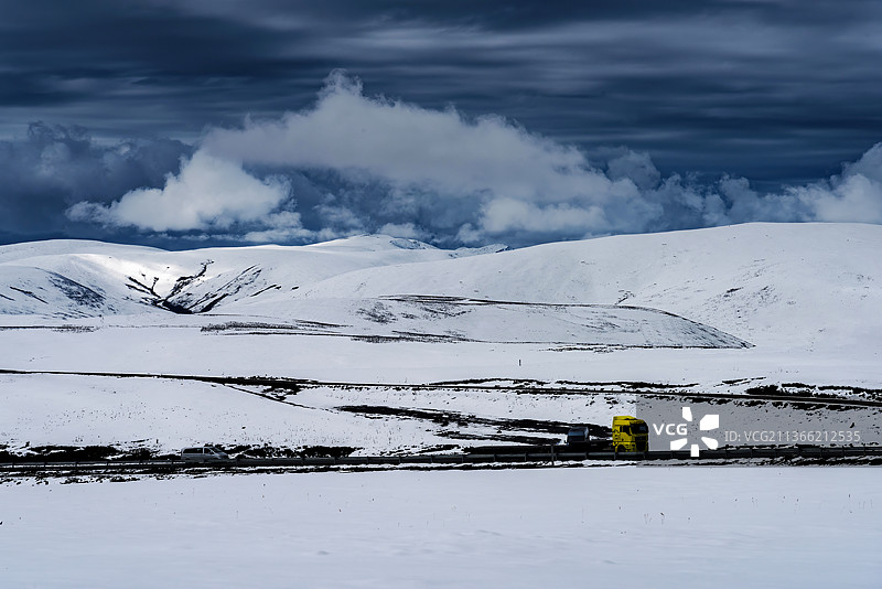 中国西部四川川西高原卡子拉山口冬季雪域风光图片素材