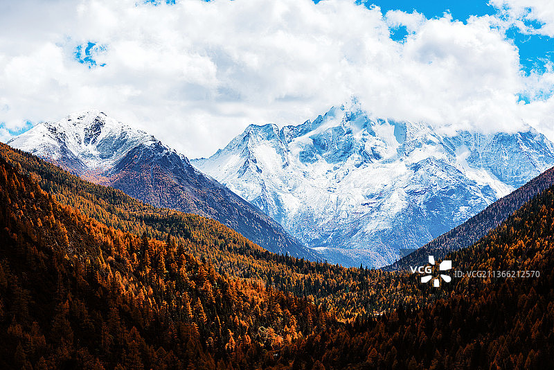 中国西部甘孜高原雅拉雪山云海风光图片素材