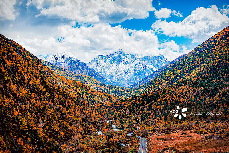 中国西部甘孜高原雅拉雪山云海风光图片素材