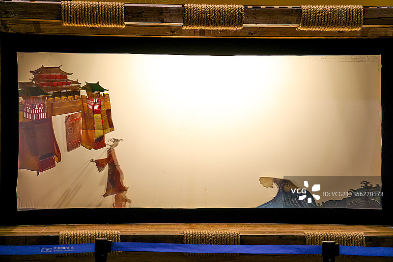 皮影戏表演：舞台上皮影城楼下的人偶图片素材