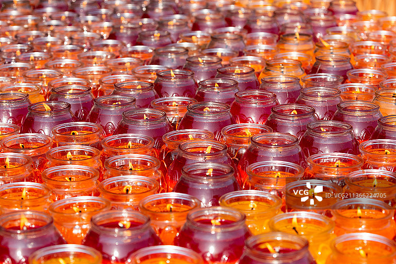 春节庙会上佛教活动中用于供佛祈福的酥油灯图片素材
